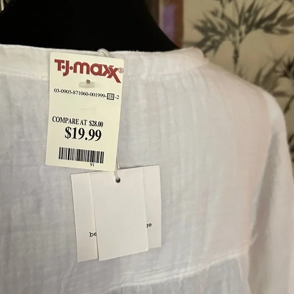 beachlunchlounge White Button-Down Women's Shirt - Picture 5 of 9